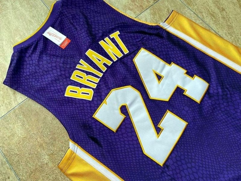 los angeles lakers #24 kobe bryant mitchell & ness Kobe Hall of Fame au Double-Sided Snakeskin Two-Tone Home Yellow 8 # Away Purple 24 # Embroidered Jersey Style 5