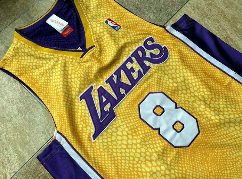 los angeles lakers #8 kobe bryant mitchell & ness Kobe Hall of Fame au Double-Sided Snakeskin Two-Tone Home Yellow 8 # Away Purple 24 # Embroidered Jersey Style 8